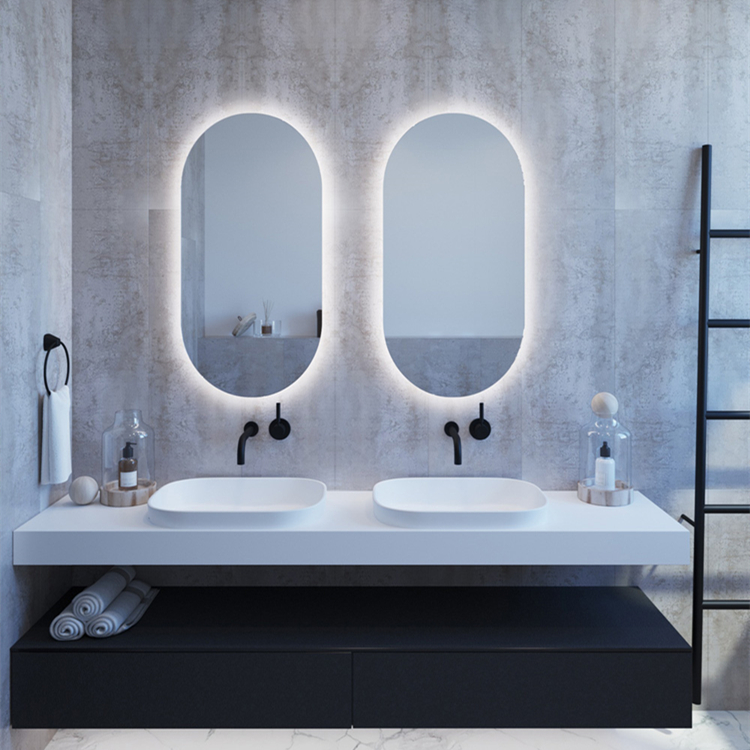 Miroir ovale compact à LED dans la salle de bain
