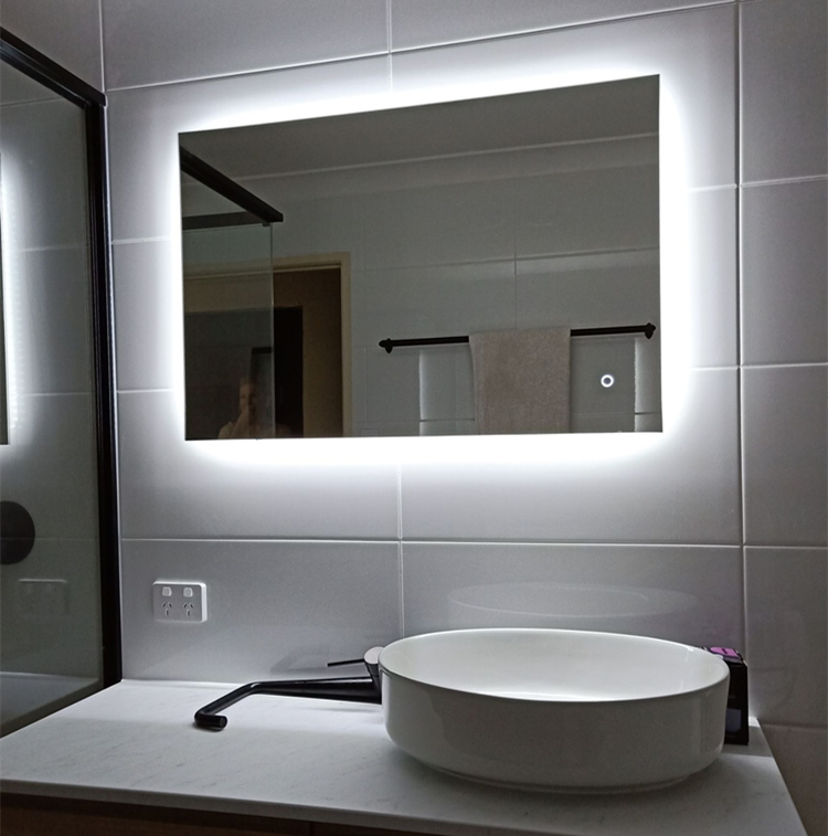 Miroir tactile rectangulaire à LED dans la salle de bain