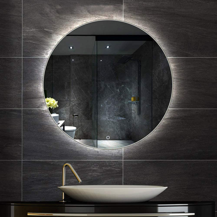 Miroir LED grossissant rond dans la salle de bain